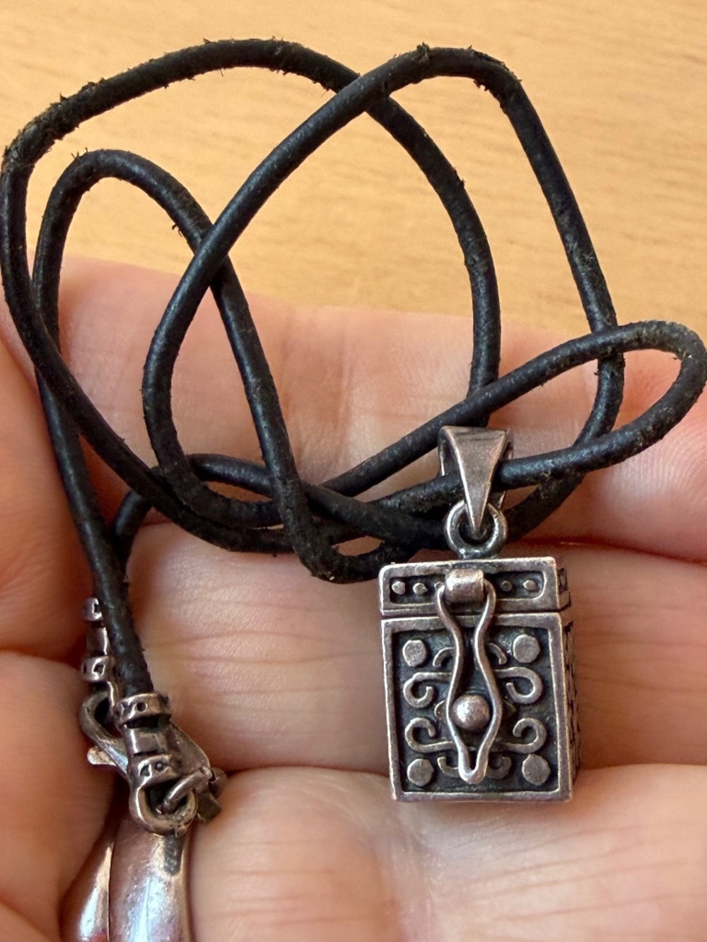 VINTAGE ORNATE DESIGN TREASURE CHEST PENDANT 925 STERLING SILVER ON LEATHER CORD
